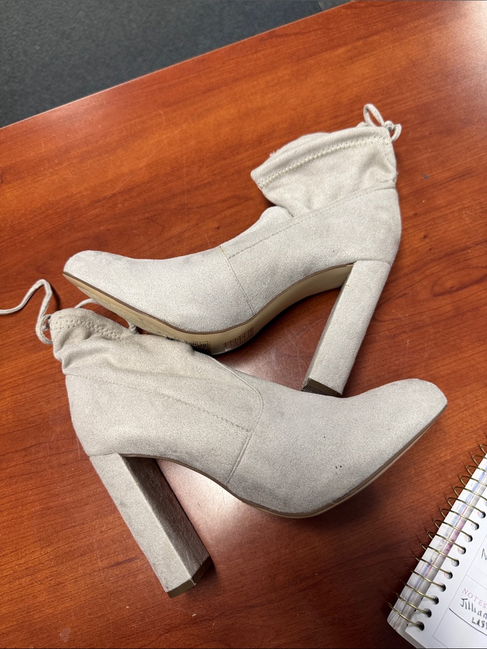 Forever 21 faux suede boots size 7 // 092417